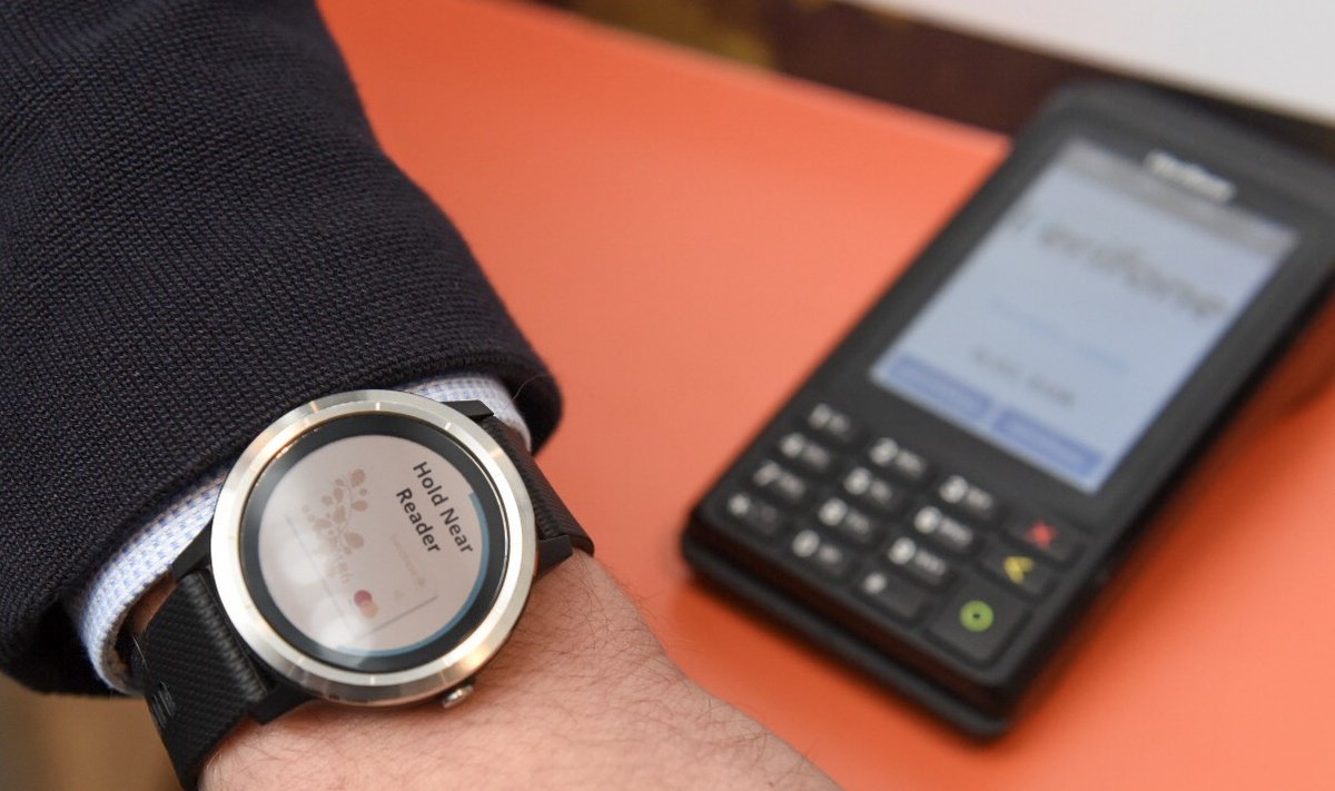„Swedbank“ pristatė atsiskaitymų išmaniaisiais laikrodžiais galimybę