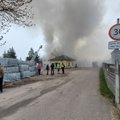 Большой пожар в Кретинге: горит деревообрабатывающее предприятие