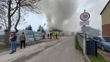 Didžiulis gaisras Kretingoje: dega medžio perdirbimo įmonė, pranešama apie oro taršą