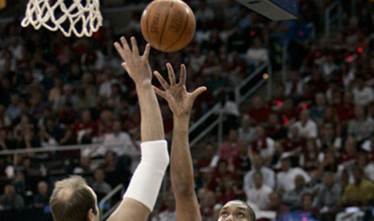 Žydrūnas Ilgauskas ("Cavaliers") ir Timas Duncanas ("Spurs")