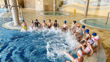 Vaikų plaukimo vasaros stovykla Vilniuje kviečia nerti į nuotykius