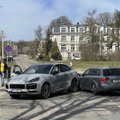 Vilniuje susidūrė „Audi“ ir prabangus „Porsche“: pranešama apie sužalotą moterį