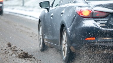 Vairavimo ypatumai žiemą: ką daryti, jei automobilis kelyje ima slysti