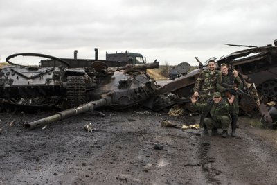Ukrainos kariai prie pamuštų tankų