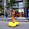 „Dragon Ball“ herojus praskrido Taipėjaus gatvėmis ant „stebuklingo debesies“