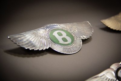 „Bentley“ atnaujino „Flying B“ ženklelį: pasikeitė ne tik išvaizda