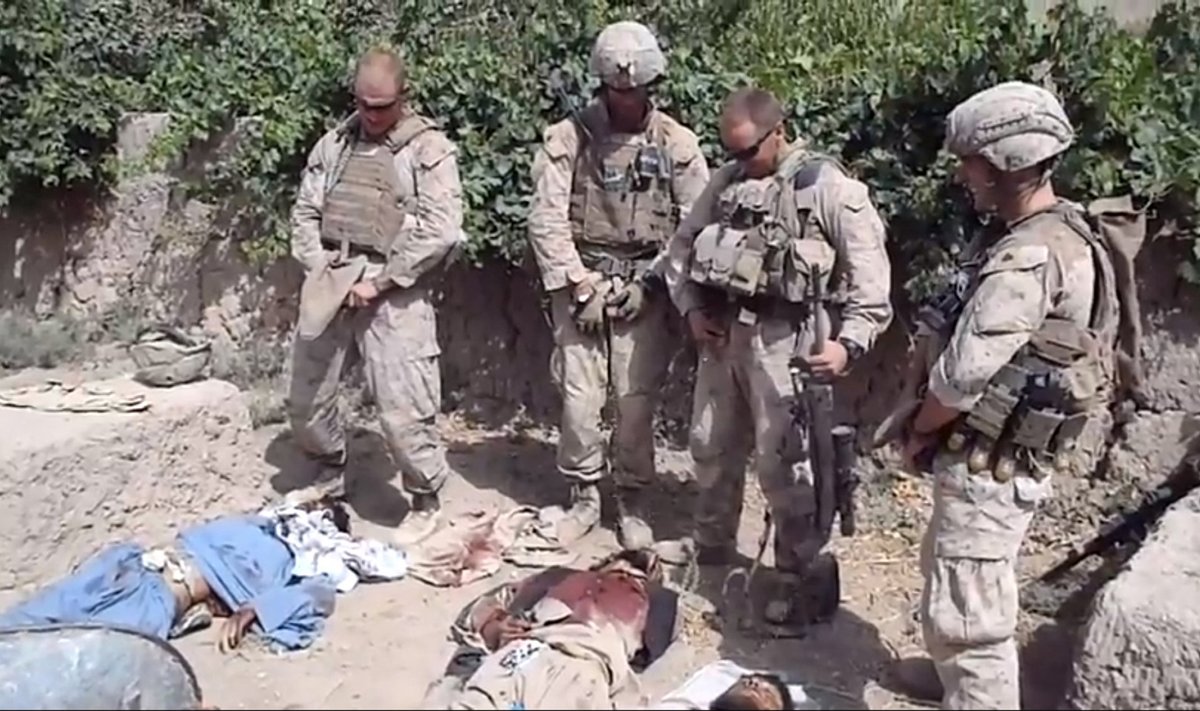 JAV jūrų pėstininkai šlapinasi ant Talibano kovotojų palaikų