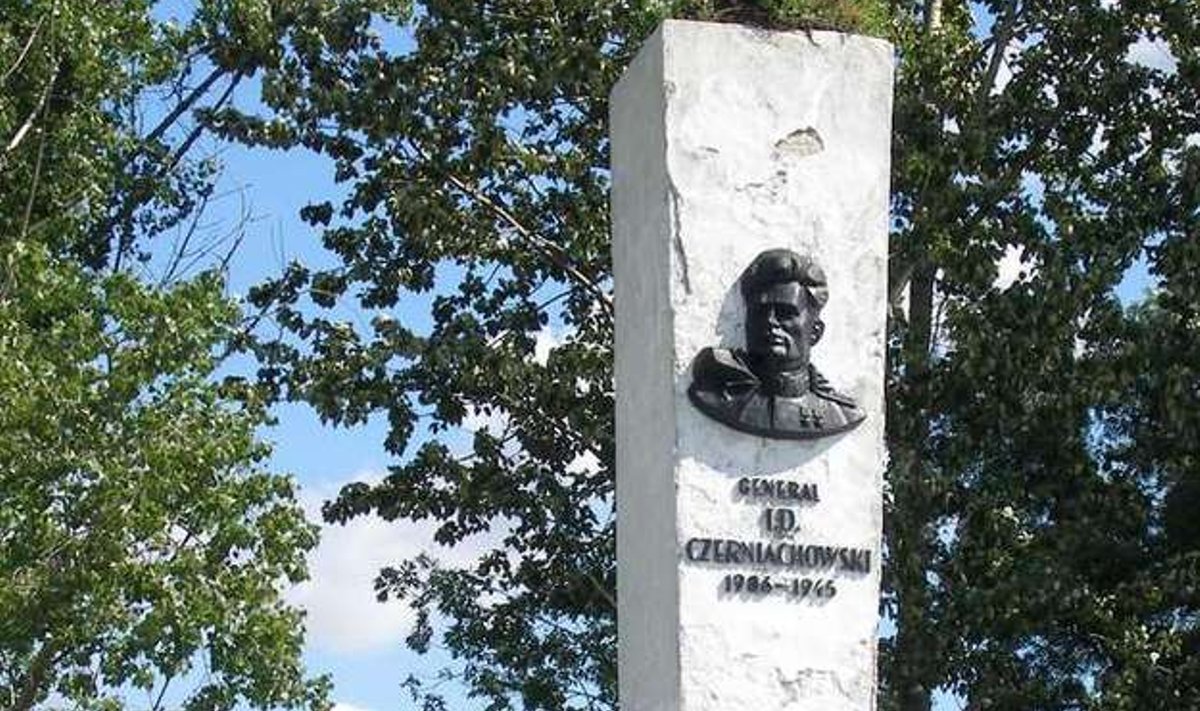 Pomnik Czerniachowskiemu w Pieniężnie. Foto: pieniezno.wm.pl