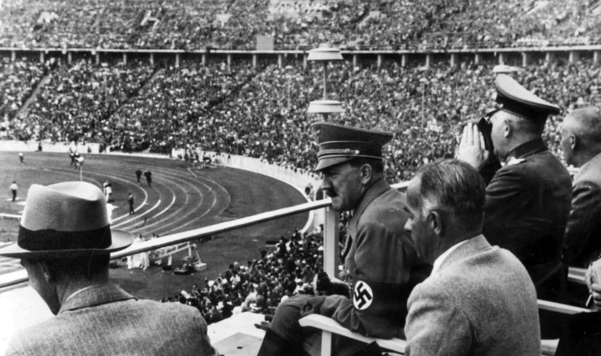 A. Hitleris Berlyno olimpiniame stadione per 1936 m. vasaros žaidynes. Tąkart jis nenustojo tvirtinęs, kad yra už taiką visame pasaulyje.