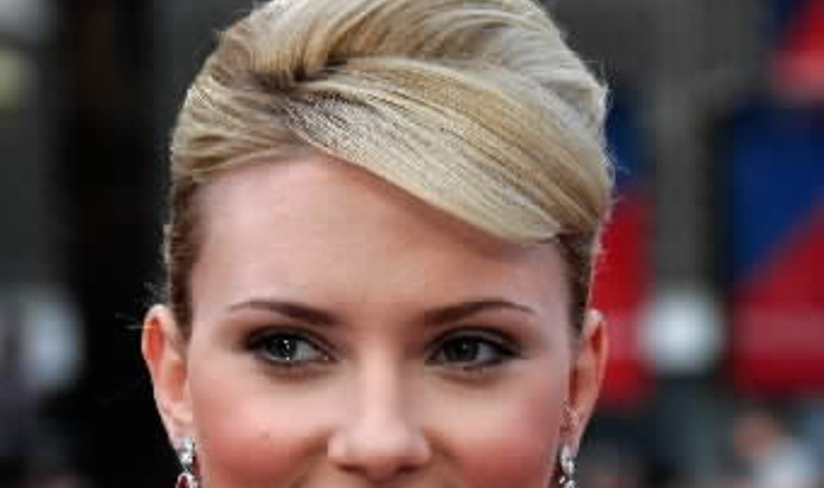 Aktorė Scarlett Johansson festivalyje pristato režisieriaus Woody Alleno filmą "Lemiamas taškas" ("Match Point").