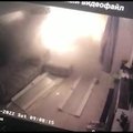 Svetainėje įrengta kamera užfiksavo momentą, kaip į namą Kijeve pataikė raketa, bute buvo šeima su vaikais