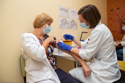 Medikų skiepijimas trečiąja vakcinos nuo koronaviruso doze Kauno klinikose