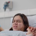 Moteris įsiuto gimdymo palatoje sulaukusi savo vyro su nepageidaujama palyda