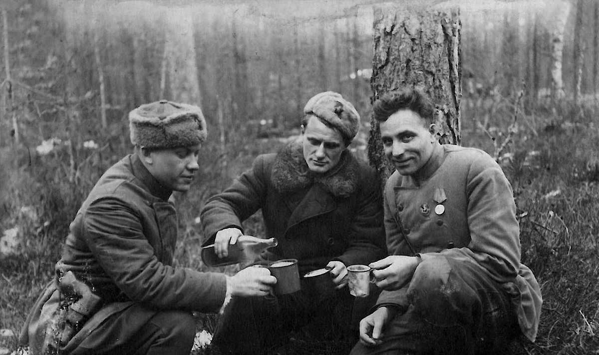 Černigovo–Voluinės junginio vadai poilsio metu. 1943 m. 