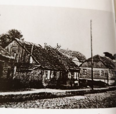 Rie­ta­vo gatvė 1940-ai­siais // Nuot­rau­ka iš Ja­ko­vo Bun­kos ar­chy­vo, pub­li­kuo­ta B. Po­ciaus kny­go­je „Plungė am­žių san­dūro­je“