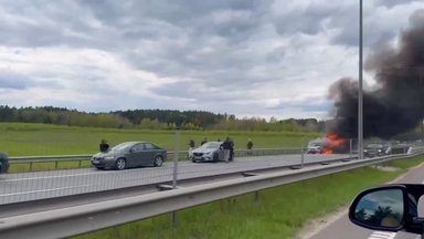 Vaizdo įraše užfiksavo nelaimę: A1 kelyje užsiliepsnojo automobilis