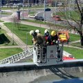 Nuo Vilniaus kultūros, pramogų ir sporto rūmų stogo ugniagesiai nukėlė sužalotą žmogų