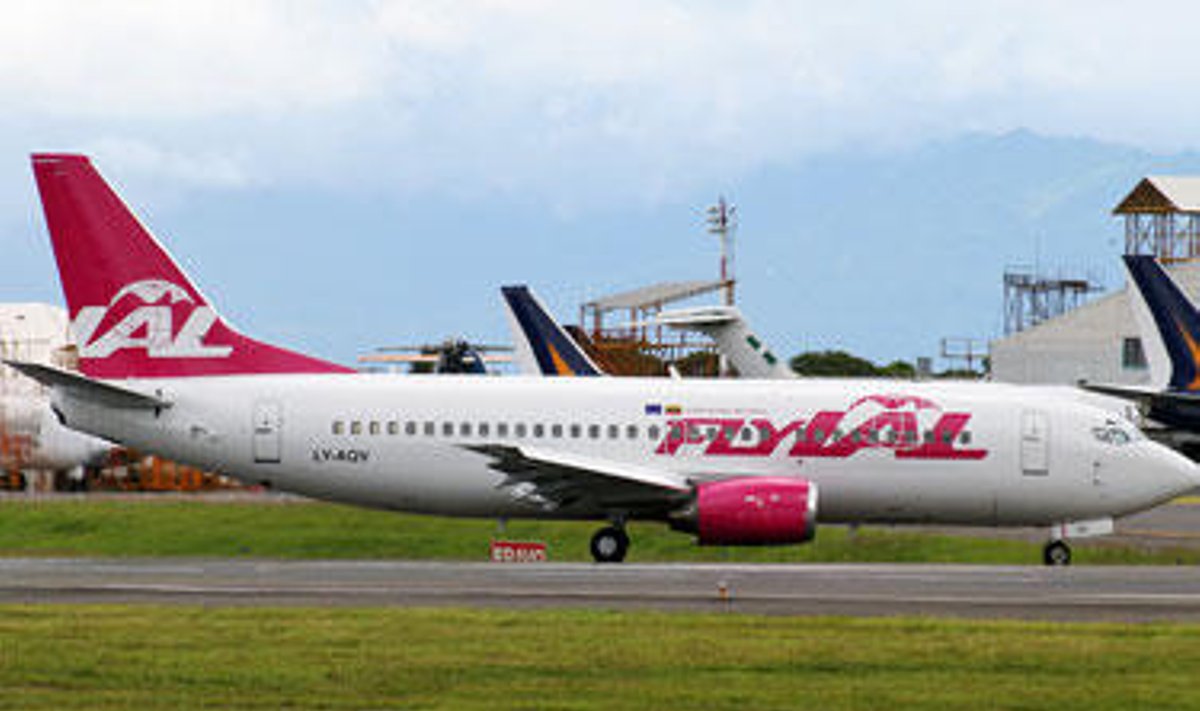 "flyLAL" lėktuvas "Boeing 737-300"