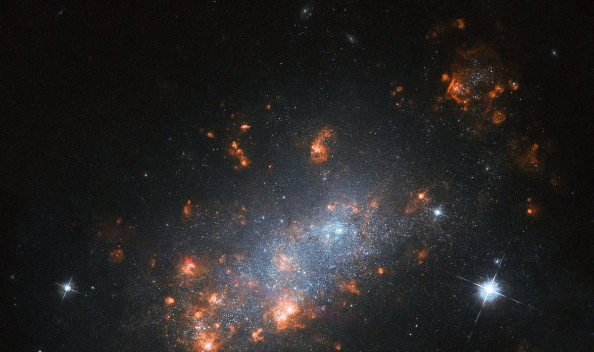 Teleskopas „Hubble“ užfiksavo kosmoso „vyšnių žydėjimą“
