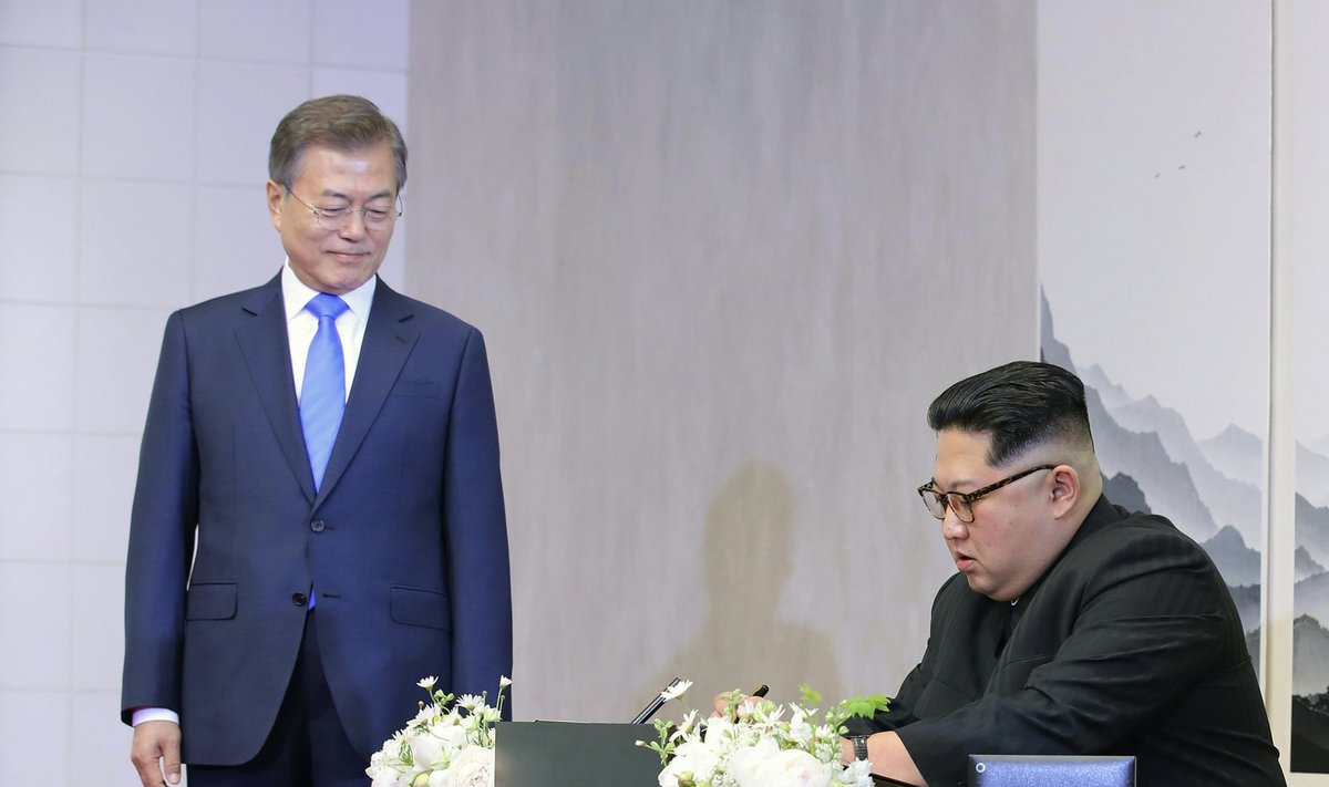 Istorinė akimirka: susitiko Šiaurės ir Pietų Korėjos lyderiai