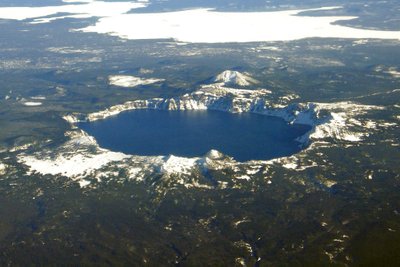 Mazama ugnikalnio krateris ir jame susiformavęs ežeras (Kraterio ežeras)