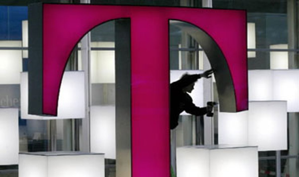 Nuotraukoje, darytoje 2003 m. kovą, - darbininkas prie vokiečių telekomunikacijų bendrovės "Deutsche Telekom" logotipo. 