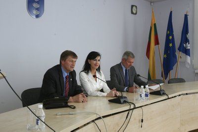 H. Šiaudinis (kairėje), D. Matonienė ir V. Serbenta