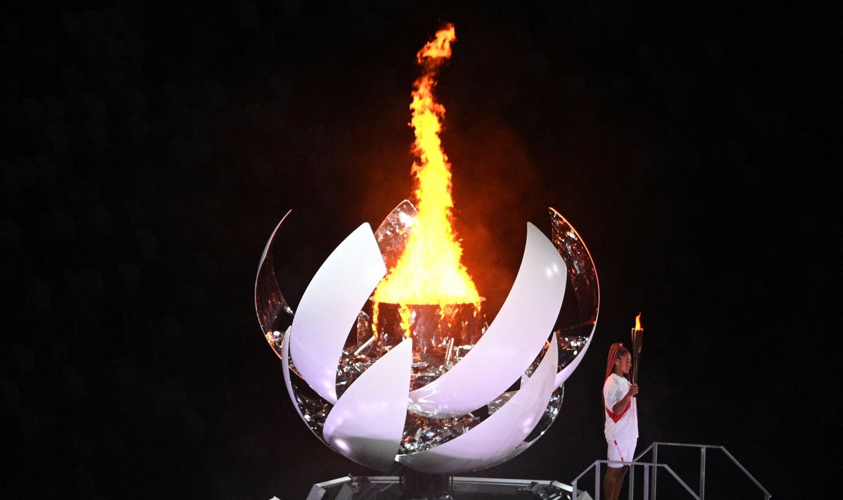 Naomi Osaka įžiebė olimpinę ugnį