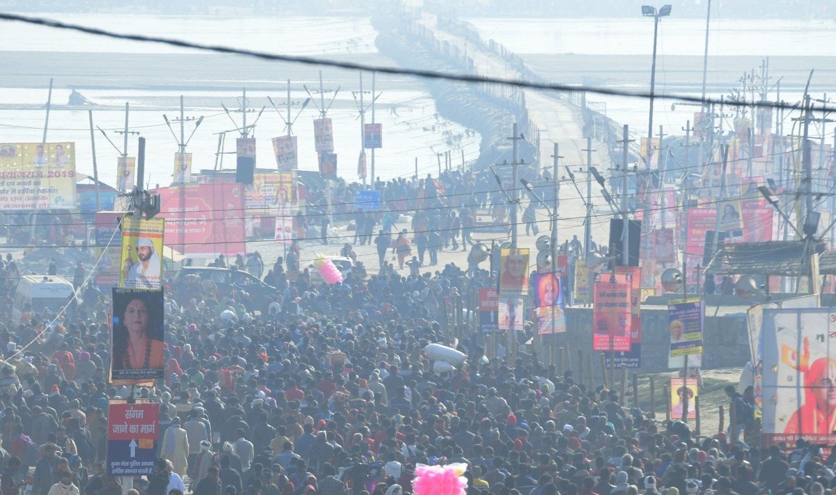 Didžiulis Indijos hinduistų festivalis prasidėjo po toksiškų dulkių debesiu