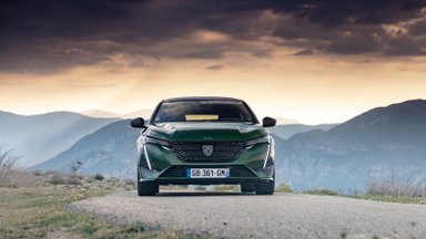 Naujo įkraunamo hibrido „Peugeot 308“ testas: kai automobilį galima pirkti vien dėl to, kad šis gražus