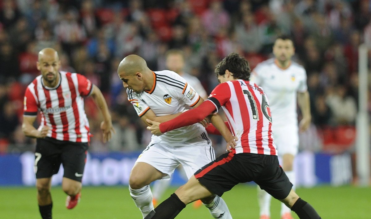 Sofiane'as Feghouli ("Valencia", kairėje) kovoja su Xabieru Etxeita ("Athletic") 