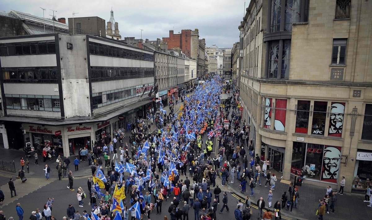 Škotijoje dešimtys tūkstančių žmonių dalyvavo eitynėse už nepriklausomybę