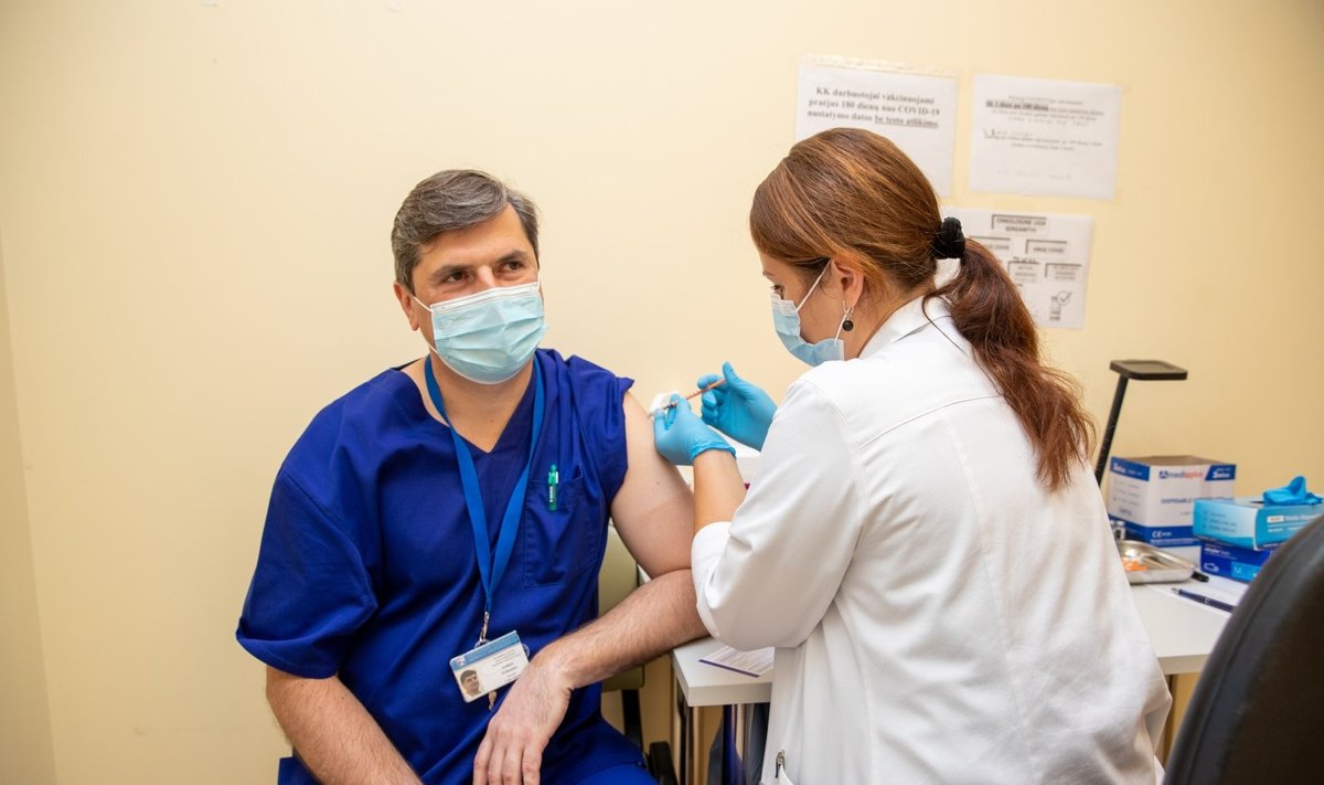 Medikų skiepijimas trečiąja vakcinos nuo koronaviruso doze Kauno klinikose