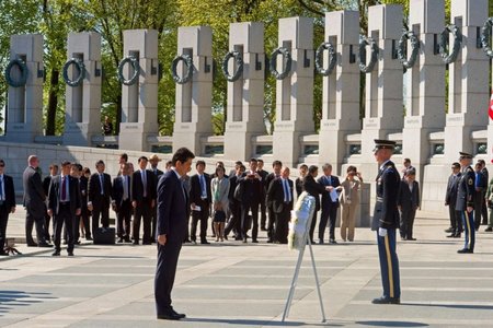 Japonijos premjeras Shinzo Abe JAV II pasaulinio karo memoriale Vašingtone