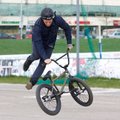 „Ekstremalų keliais“ BMX dviratį minantis D. Budko