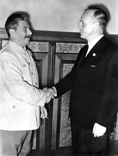 Sovietų diktatorius J. Stalinas spaudžia ranką Trečiojo reicho užsienio reikalų ministrui J. von Ribbentropui.1939 m. rugpjūčio 23 d.