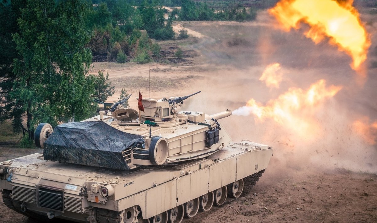 „Abrams“ tankas šaudo per NATO karines pratybas Latvijoje