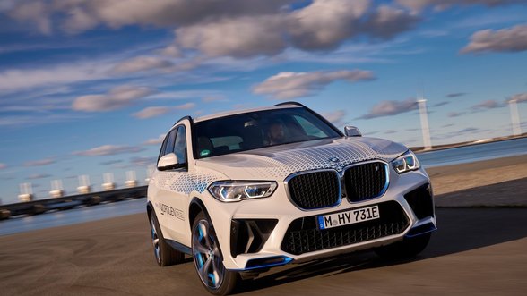 BMW išleis vandeniliu varomą visureigį – „BMW iX5 Hydrogen“