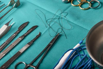 Chirurginiai įrankiai, paruošti operacijai