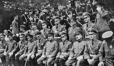 Vokiečių ir japonų bendradarbiavimo vaisiai. Japonijoje besilankanti Hitlerjugendo vadovų delegacija pozuoja su japonų karininkais.