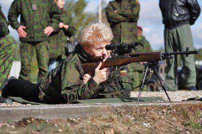 President Dalia Grybauskaitė is trying out the semi-automatic weapon M14L1