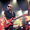 Gitaristo Joe Satriani karjera paženklinta garsių muzikantų vardais