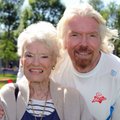 Nuo koronaviruso mirė britų milijardieriaus Richardo Bransono mama: moteriai buvo 96-eri