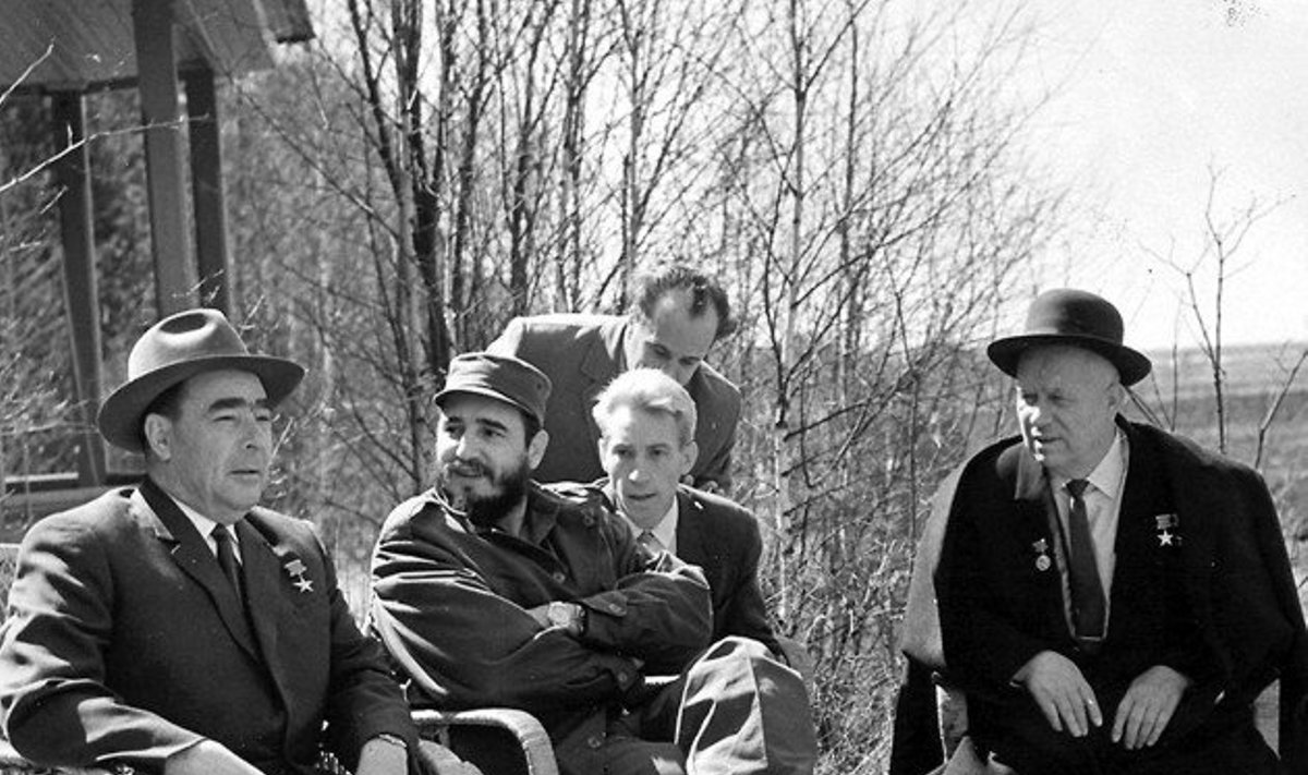 Leonidas Brežnevas (iš kairės), Kubos prezidentas Fidelis Castro ir SSRS vadovas Nikita Chruščiovas (dešinėje) kalbasi pastarojo viloje 1963 metais.