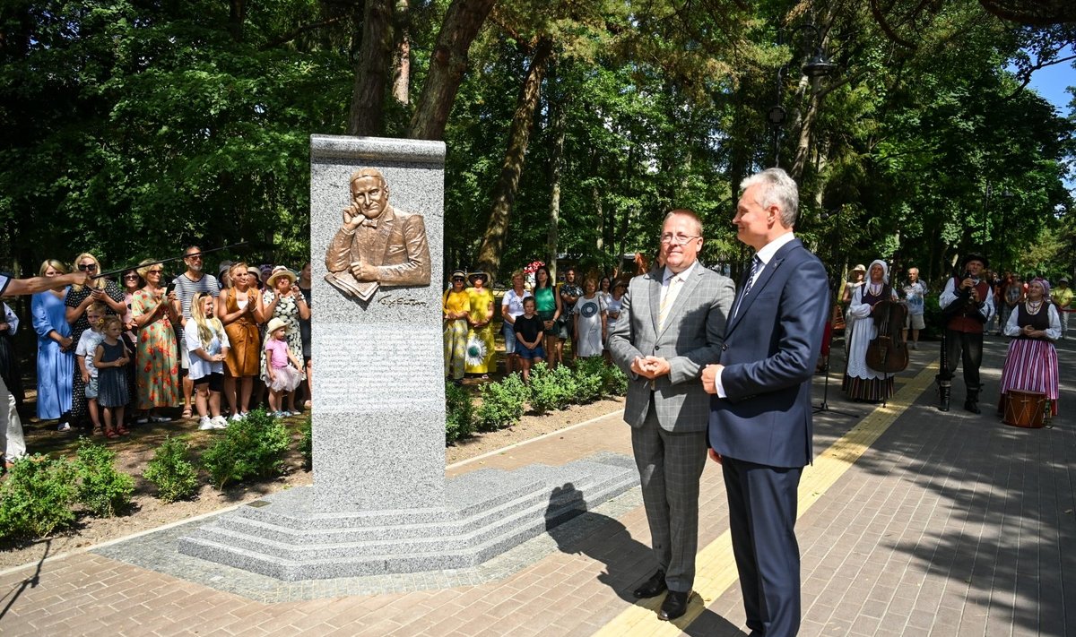Prezidentas atidengė paminklą J.Y. Simpsonui Palangoje