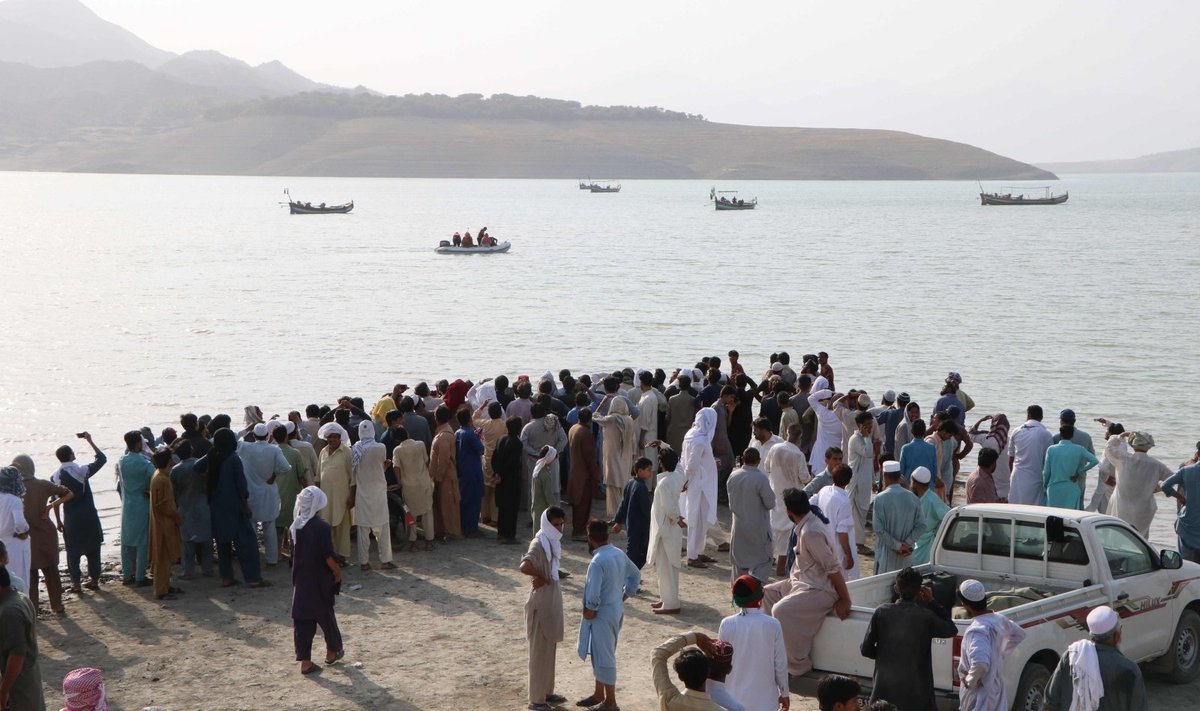 Pakistane apvirtus laivui žuvo mažiausiai 4 žmonės, dar 21 dingo