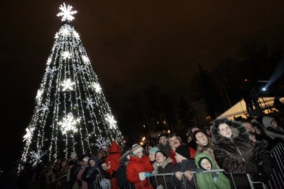 Vilnius, 2008 m. lapkričio 30 d. (ELTA). Sostinės Katedros aikštėje įžiebta Kalėdų eglė. Valdo Kopūsto (ELTA) nuotr.