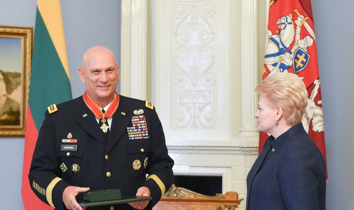 General Raymond T. Odierno receives decorations from Lithuanian President Dalia Grybauskaitė. Photo R.Dačkus