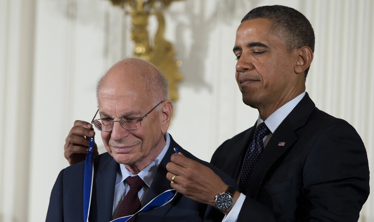 Barackas Obamas 2013 metais apdovanojo Danielį Kahnemaną