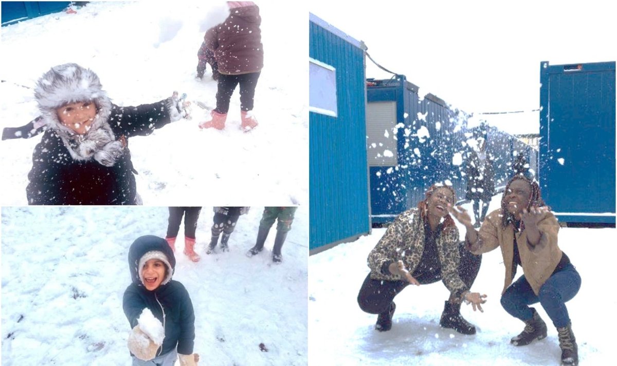 Migrantai džiaugiasi sniegu.  Raudonojo kryžiaus nuotraukos